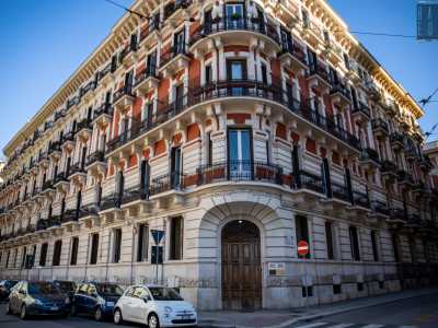 La parte inferiore � caratterizzata da un bugnato a fascia...